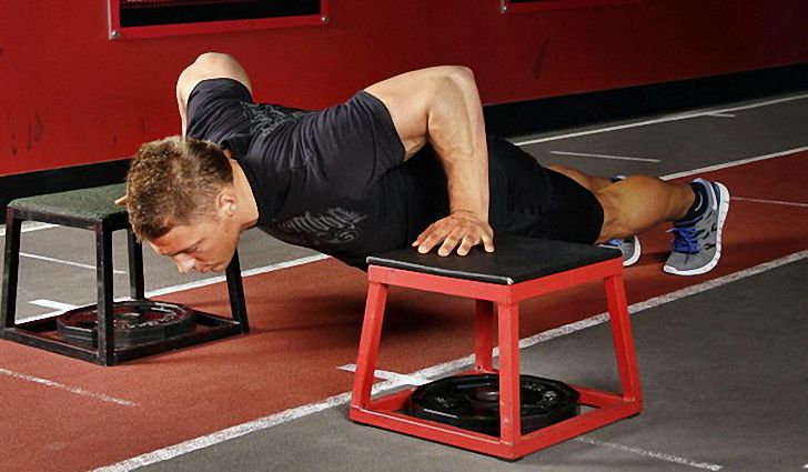 Накачать грудные мышцы с помощью отжиманий на стульях Накачать грудные мышцы с помощью отжиманий на стульях