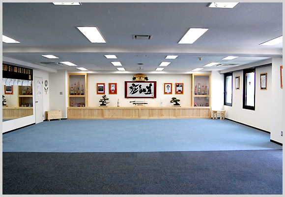 Где находится стена почета, имен, дипломы?