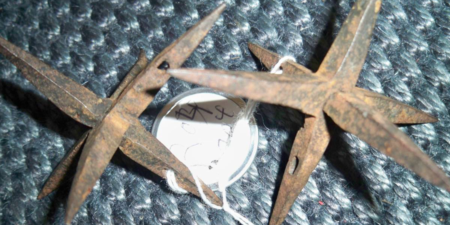 Макибиши Это средневековая версия современных полицейских дорожных шипов. Правильно изготовленные макибиши всегда падали остриями вверх и могли задержать целый отряд конных воинов.