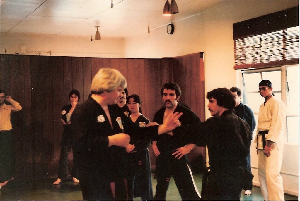 Эдмунд Кеалоха Паркер на тренировке по кэмпо