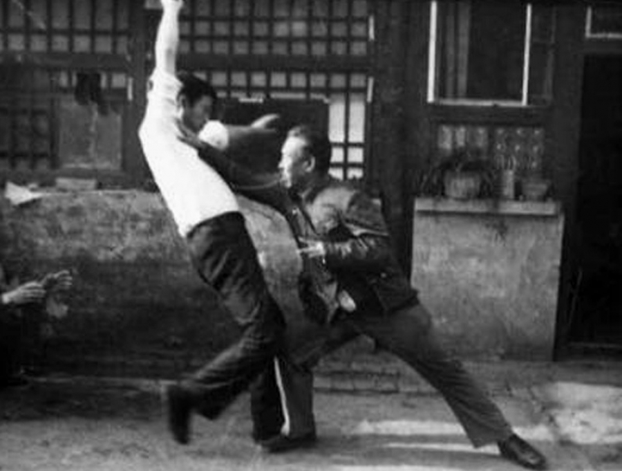 Кто основал Багуачжан, чем знаменито боевое искусства, какое оружие используется мастерами Кто основал Багуачжан, чем знаменито боевое искусства, какое оружие используется мастерами