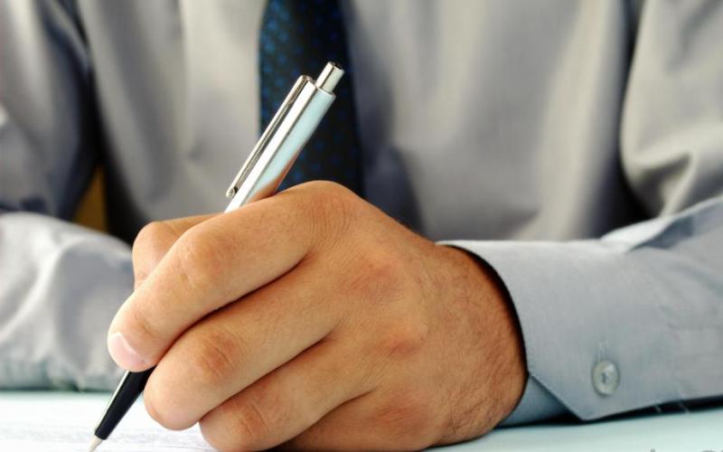 Пользуйтесь «неведущей» рукой Здесь работает такой же принцип, что и в предыдущем упражнении. Наш мозг привык пользоваться ведущей рукой, поэтому требуется сила воли, чтобы использовать другую руку. Для начала, выберите время дня, в течение которого вы будете манипулировать неведущей рукой. Часа в день будет вполне достаточно для появления ощутимого результата.