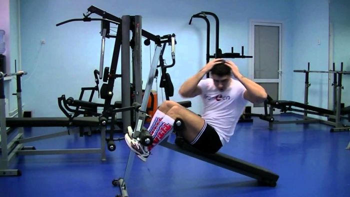 Скручивания на скамье с наклоном вниз Скручивания на скамье с наклоном вниз