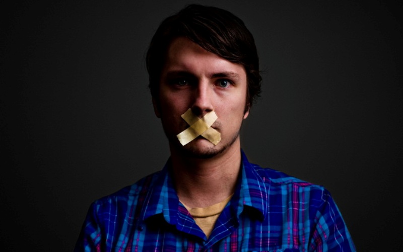 Следите за своей речью Вам придется забыть об использовании слов-паразитов, матерщины и сленга. Поступая подобным образом, вы рушите устоявшиеся привычки при помощи своей воли. Вам необходимо будет выбрать отрезок дня, когда вы будете практиковаться и составить набор слов, которые вы будете стараться не употреблять.