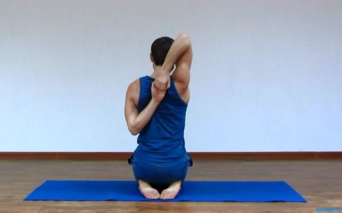 В этой же стойке правую руку поднимают вверх, а левую опускают вниз вдоль тела. Предплечье правой руки заводят за голову, а левой руки - за спину, делая медленные рывки руками навстречу друг другу. Хорошим результатом считается сцепление пальцев на уровне лопаток. То же проводят со сменой рук. В этой же стойке правую руку поднимают вверх, а левую опускают вниз вдоль тела. Предплечье правой руки заводят за голову, а левой руки - за спину, делая медленные рывки руками навстречу друг другу. Хорошим результатом считается сцепление пальцев на уровне лопаток. То же проводят со сменой рук.